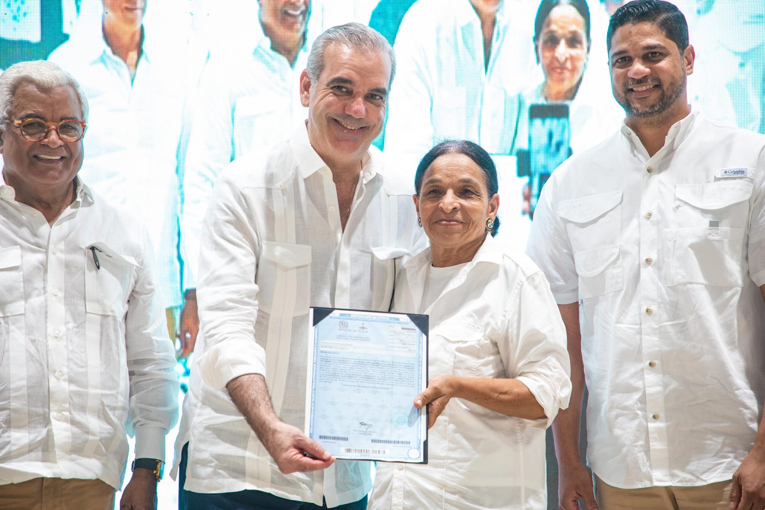 Abinader entrega en Haina 1,279 títulos de propiedad en vísperas del Día de las Madres