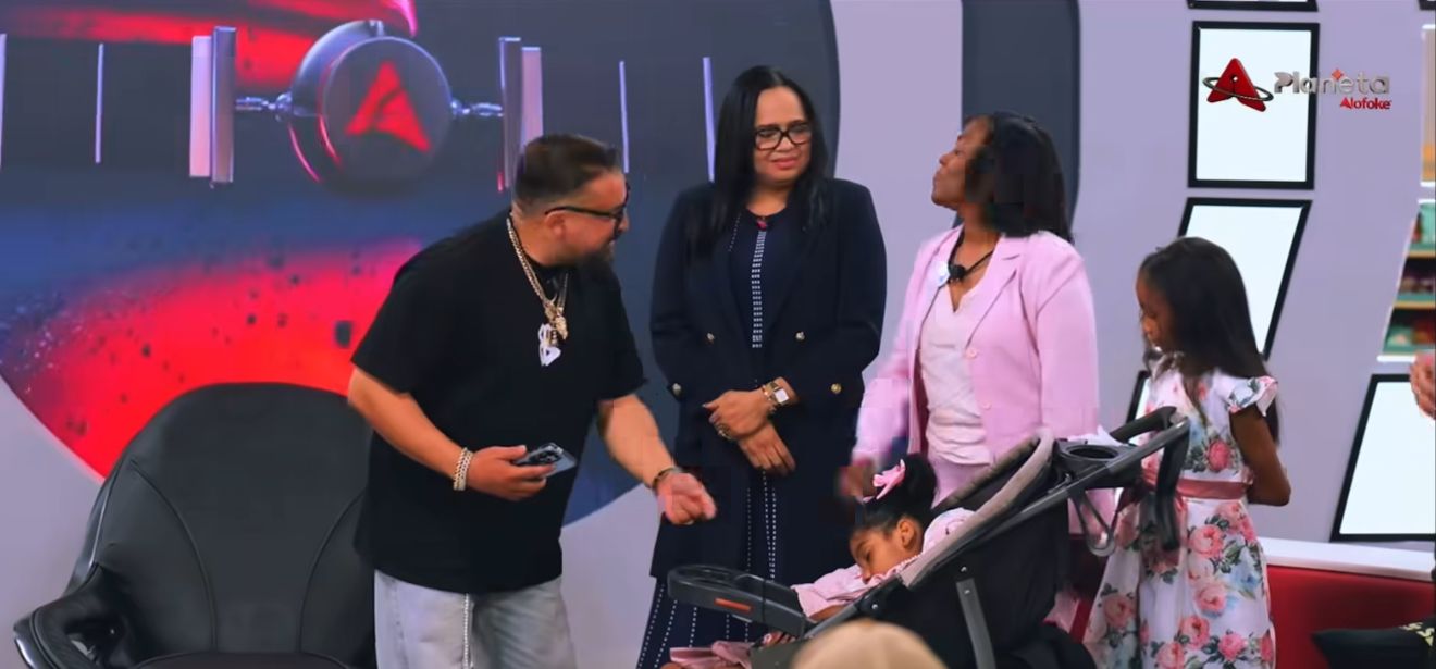 Niña con parálisis cerebral recibe apoyo durante el Prime Time de Planeta Alofoke