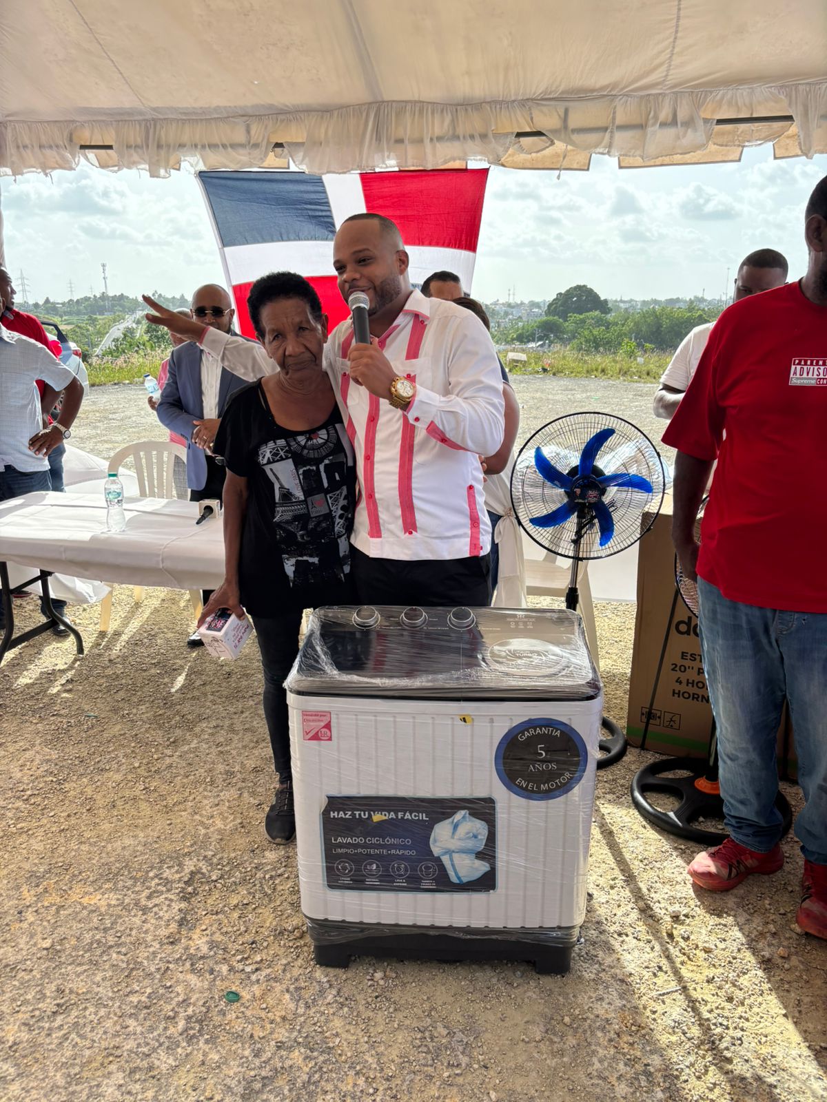 Más de 400 madres reciben regalos durante celebración organizada por Eudy Sánchez en Las Javillas