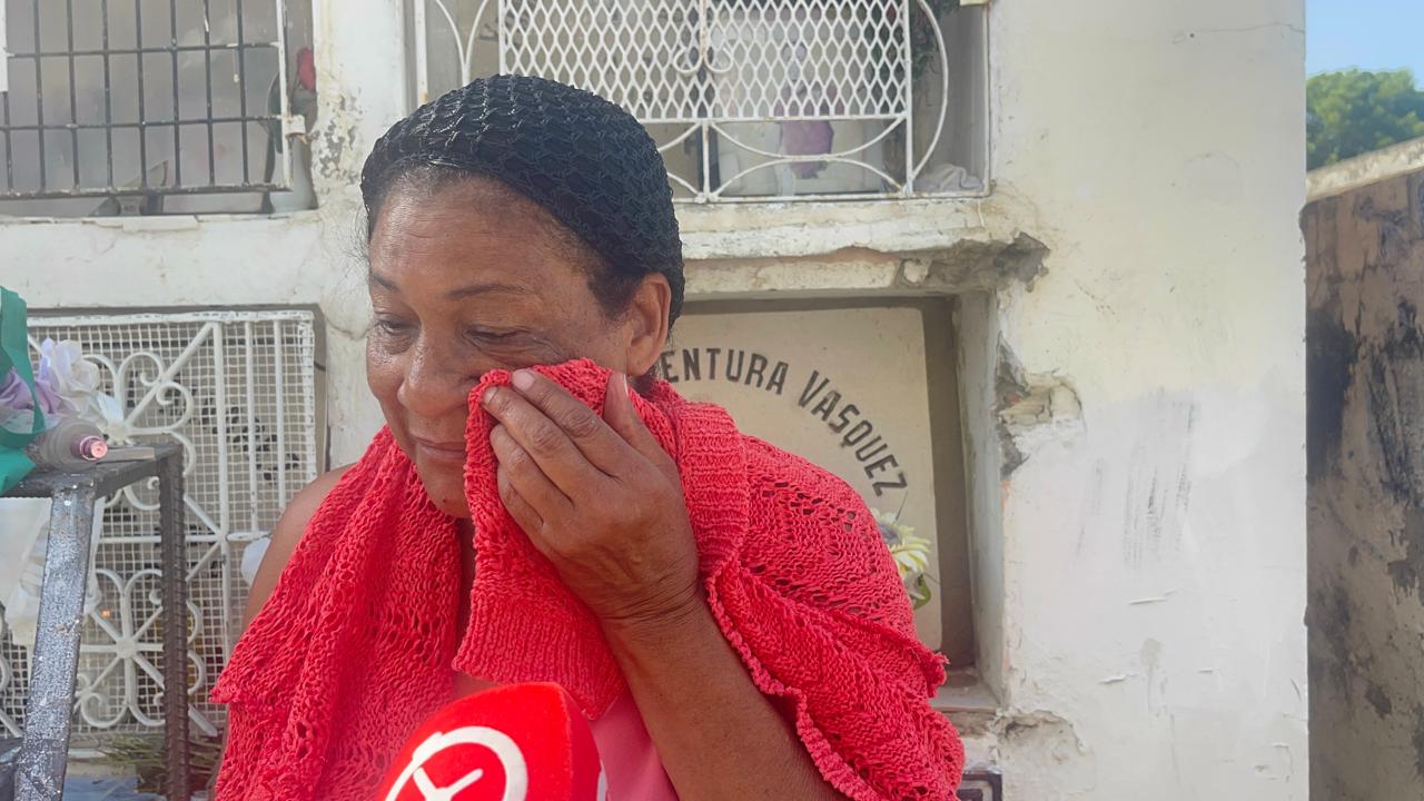 Entre flores y lágrimas, santiagueros visitan cementerios para honrar a sus madres fallecidas