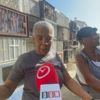 “Desde que murió mi madre no tengo paz”: hermanas honran entre lágrimas en el cementerio de Santiago