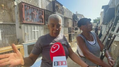 “Desde que murió mi madre no tengo paz”: hermanas honran entre lágrimas en el cementerio de Santiago