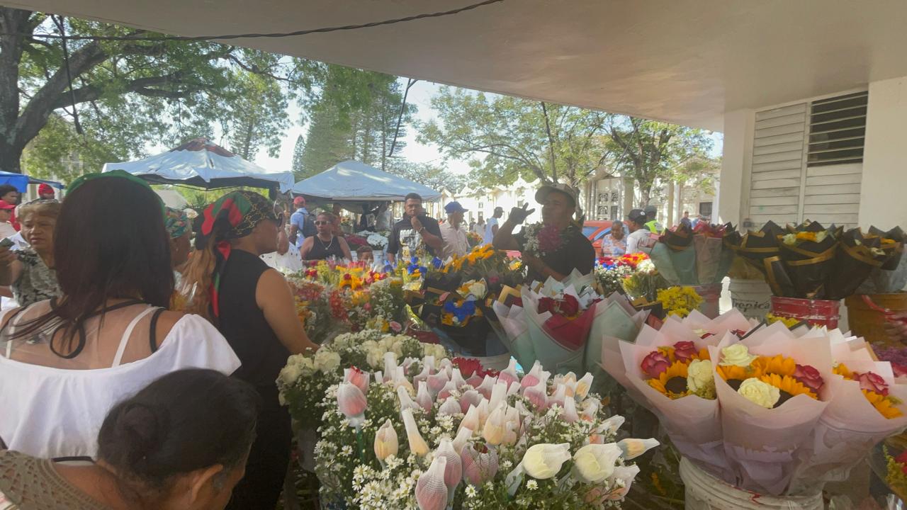 Alta afluencia de visitantes dinamiza ventas en el cementerio Ingenio Arriba durante el Día de las Madres