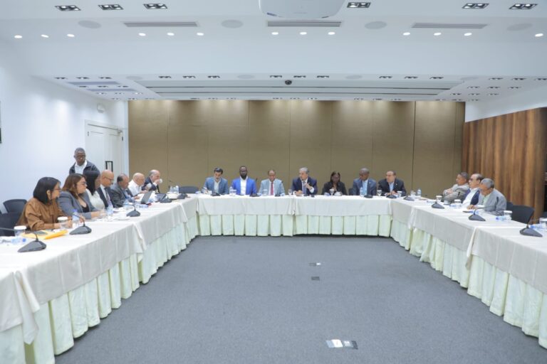 Diputados y partidos políticos analizan proyecto de voto electrónico junto a la JCE