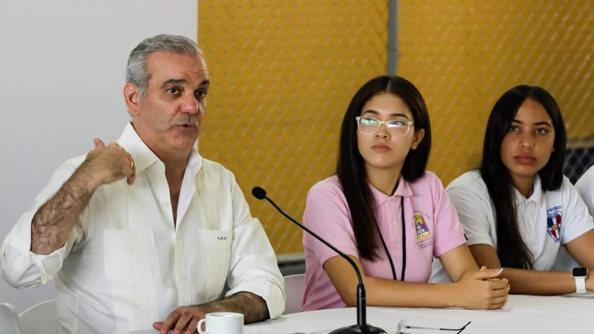 Abinader se reúne con 350 estudiantes en Ocoa y resalta la educación y los valores