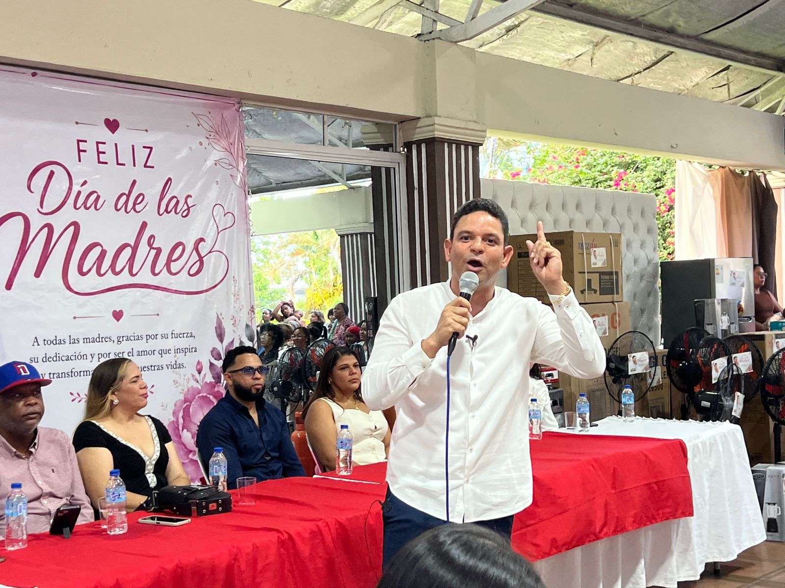 “Leñita” lleva alegría y esperanza a cientos de madres de Los Alcarrizos con gran celebración del Día de las Madres
