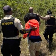 Arrestan a hombres con más de 150 dosis de crack y otras drogas en Boca Chica