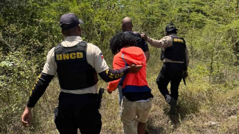 Arrestan a hombres con más de 150 dosis de crack y otras drogas en Boca Chica
