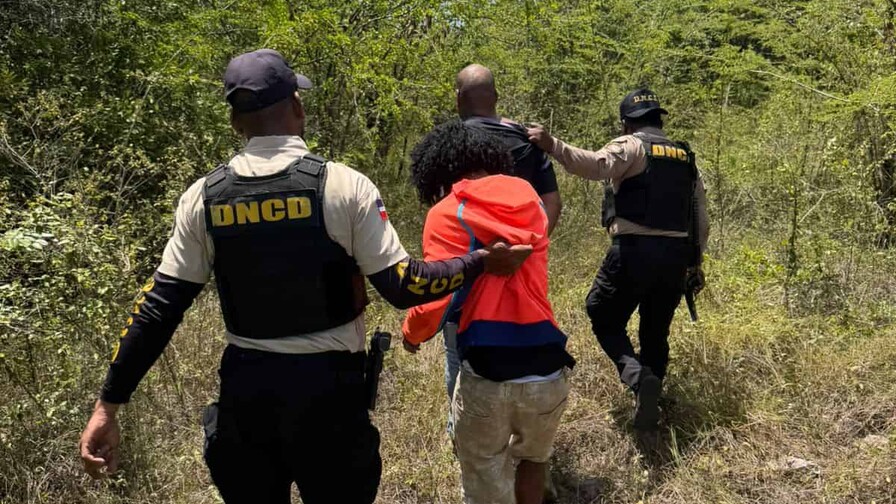 Arrestan a hombres con más de 150 dosis de crack y otras drogas en Boca Chica