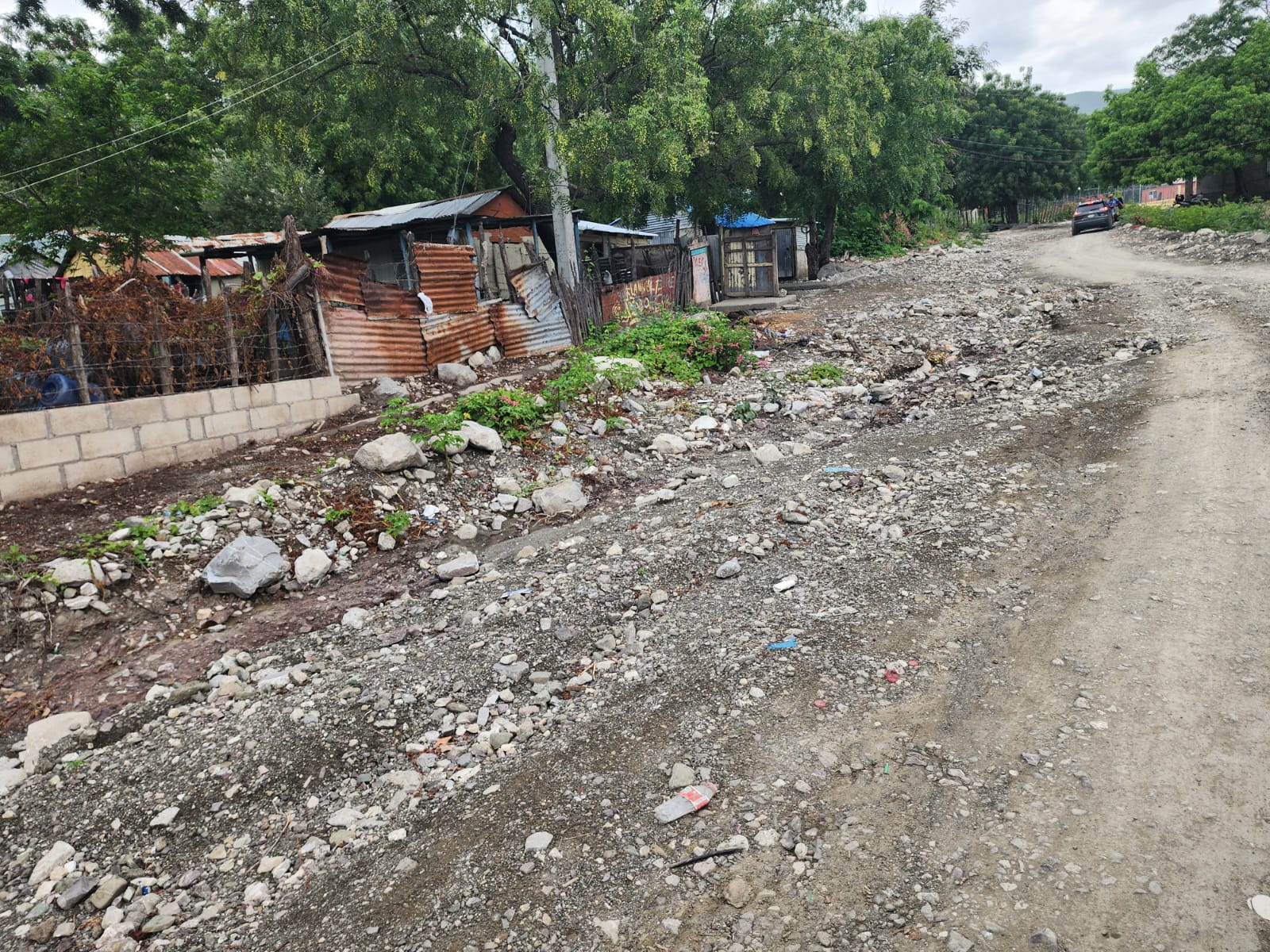Comunidad de Azua denuncia abandono por falta de puente y carretera tras más de 40 años