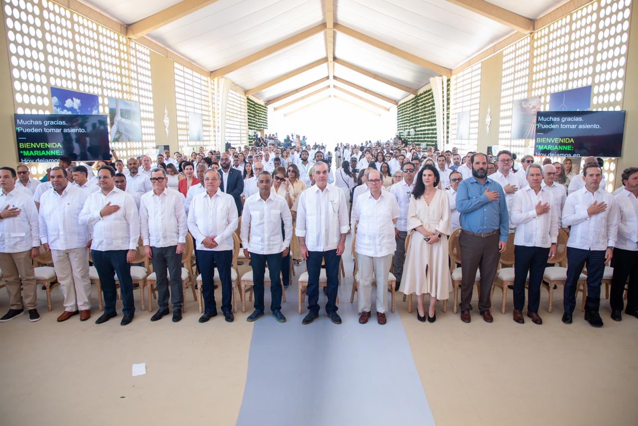 Presidente Abinader inaugura en Valverde la primera central híbrida eólica y solar del país