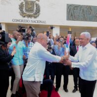 Presidente del Senado recibe antorcha de los Juegos Centroamericanos y del Caribe Santo Domingo 2026