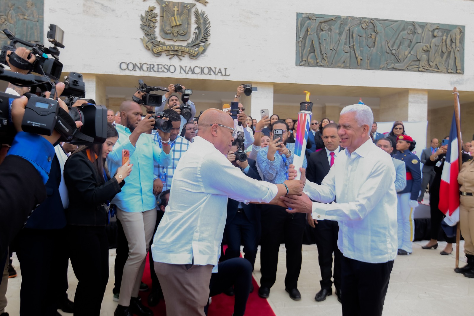Presidente del Senado recibe antorcha de los Juegos Centroamericanos y del Caribe Santo Domingo 2026