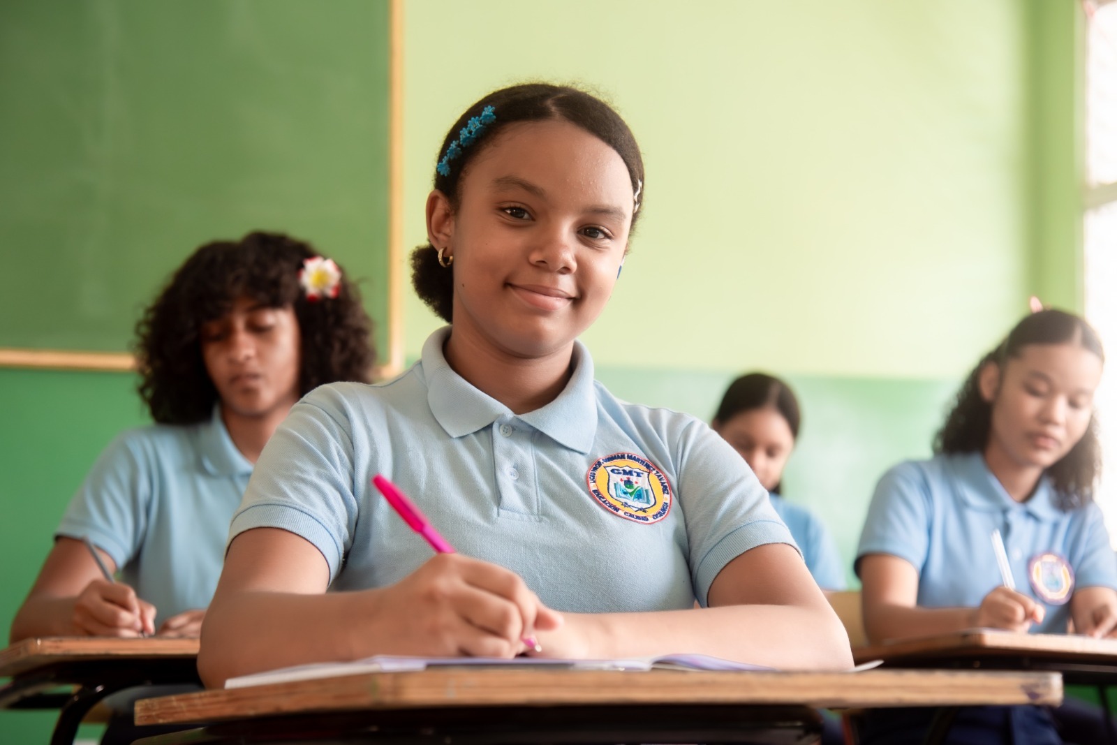 Regulación del uso de celulares en aulas recibe amplio respaldo en el sistema educativo