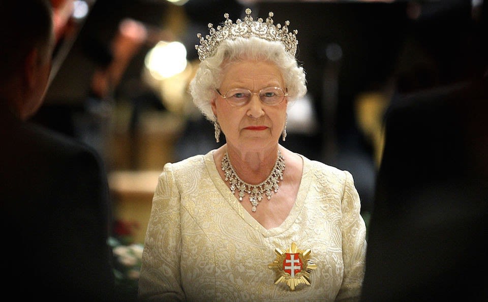 La reina Isabel II presionó para que nombrasen a su hijo Andrés como "enviado comercial"