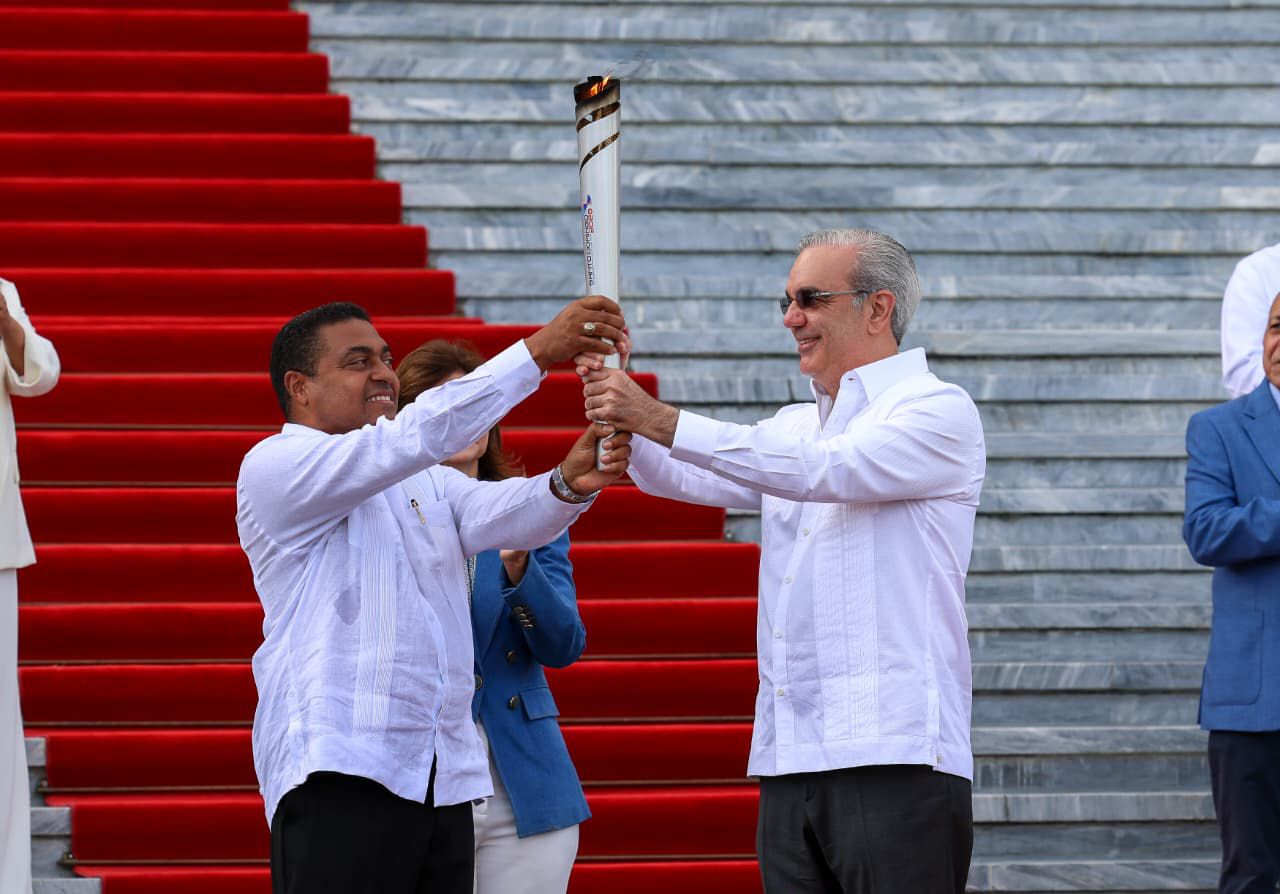 Presidente Abinader oficializa inicio de la ruta de la antorcha hacia los Juegos Santo Domingo 2026