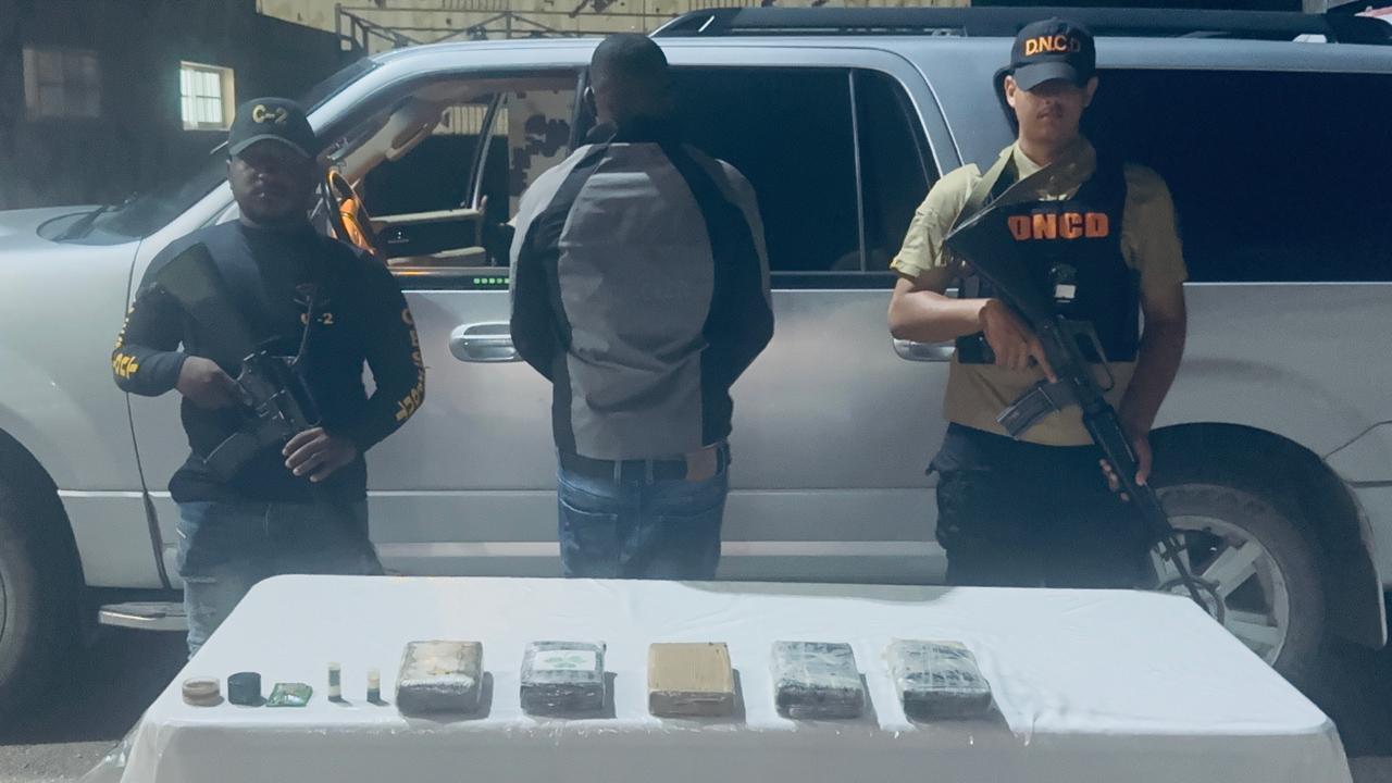 Interceptan hombre con cinco paquetes de presunta cocaína en Pedernales