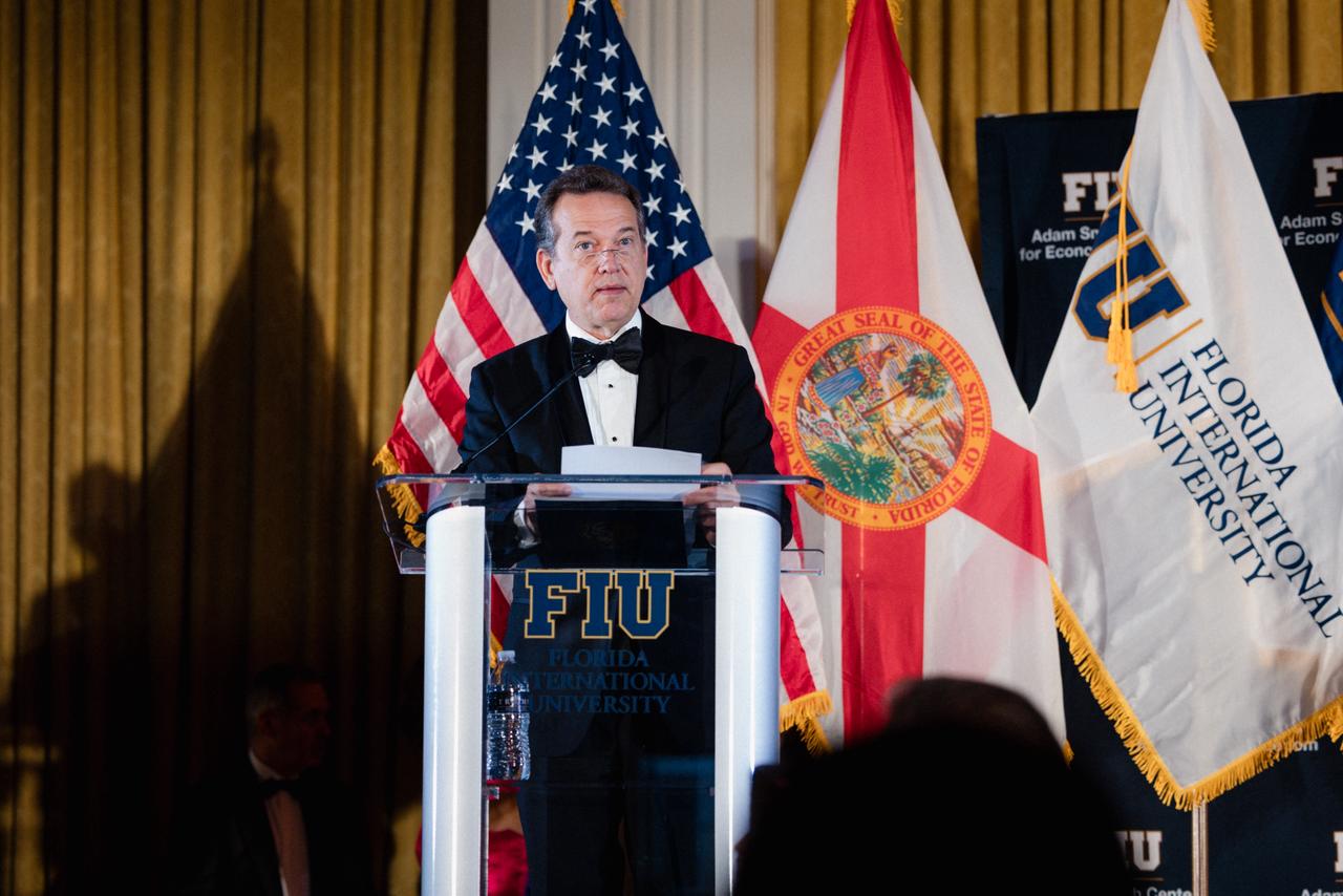 Ito Bisonó resalta liderazgo de Abinader durante reconocimiento en FIU