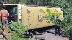 Accidente de bus escolar en Colombia deja varios niños heridos; uno está grave