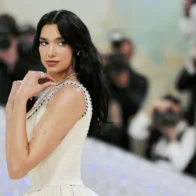 Samsung niega uso indebido de imagen de Dua Lipa tras demanda millonaria