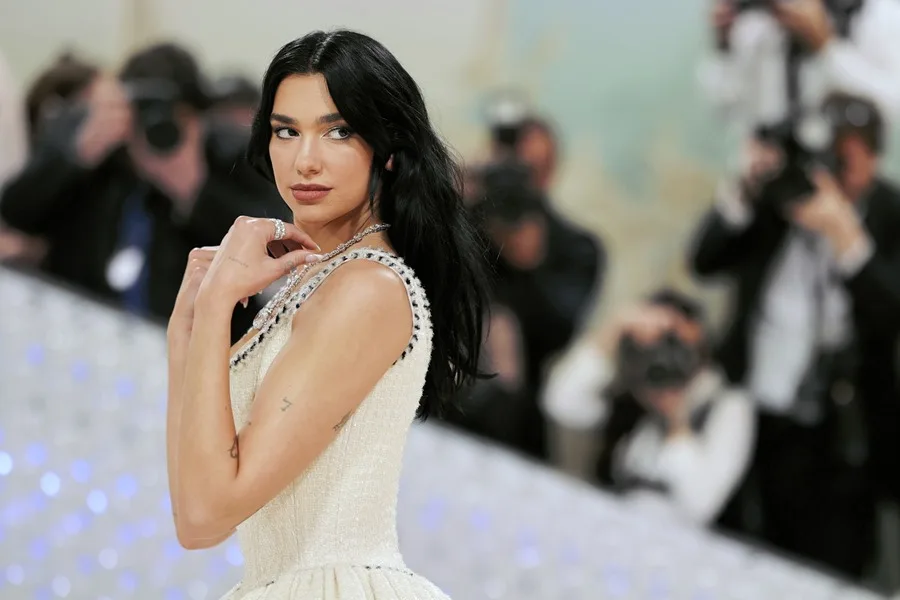 Samsung niega uso indebido de imagen de Dua Lipa tras demanda millonaria