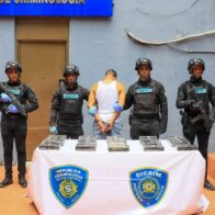 Policía ocupa 21 paquetes de presunta cocaína y arresta hombre en María Auxiliadora