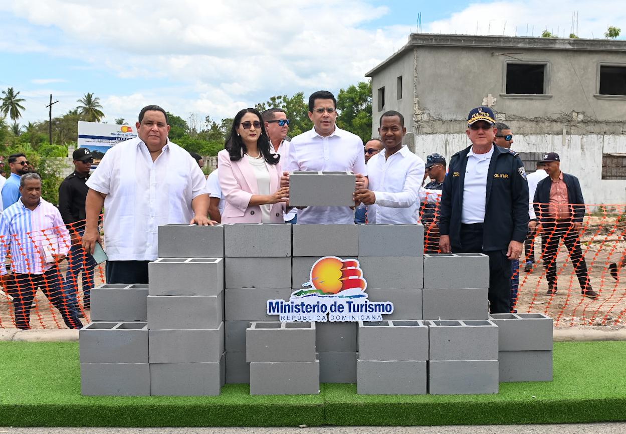 Turismo inicia construcción de parque-parador fotográfico en Las Clavellinas, Azua