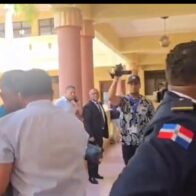 Tensión en Palacio de Justicia de Santiago: periodista y agente policial protagonizan altercado durante traslado de imputado