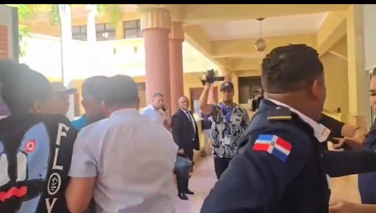 Tensión en Palacio de Justicia de Santiago: periodista y agente policial protagonizan altercado durante traslado de imputado