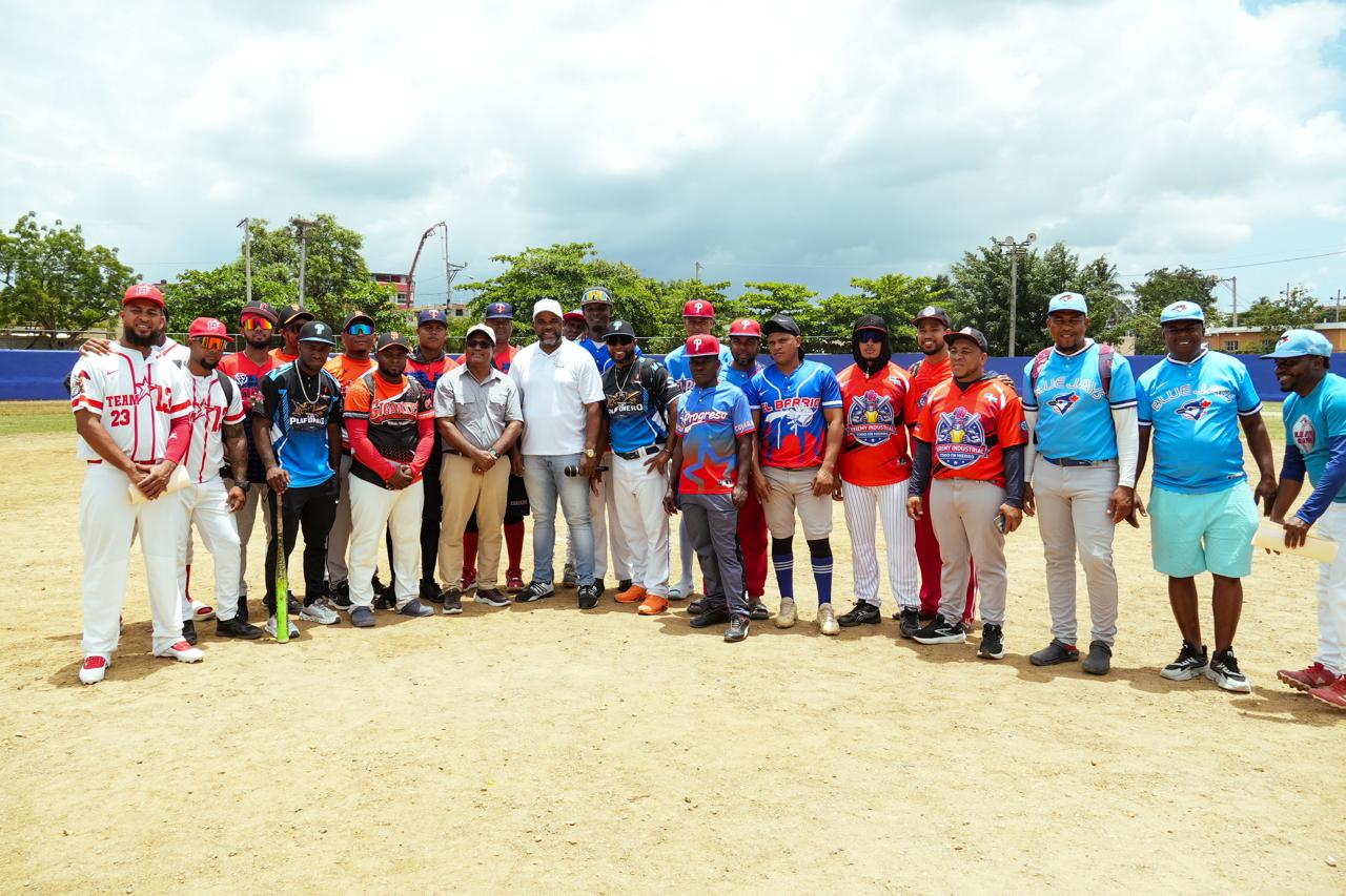 Los Alcarrizos celebra su primer Clásico de Sóftbol