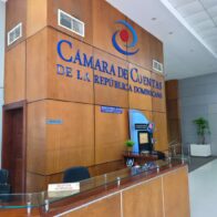 Santo Domingo, República Dominicana. – La Cámara de Cuentas de la República Dominicana (CCRD) registró un crecimiento significativo y sin precedentes en la recepción de denuncias ciudadanas durante el año 2026, consolidándose como un canal cada vez más utilizado por la población para velar por el uso adecuado de los recursos públicos. Entre enero y abril de 2026, la institución recibió un total de 24 denuncias ciudadanas, cifra que representa el 85.7 % del total registrado durante todo el año 2025, cuando se contabilizaron unos 28 casos en total. La presidenta de la CCRD, doctora Emma Polanco Melo, junto a los miembros del Pleno, valoró este comportamiento como una señal del fortalecimiento de la confianza de la ciudadanía en el órgano superior de control externo, destacando que cada denuncia constituye una manifestación de compromiso con la transparencia y la rendición de cuentas. “Este incremento refleja una ciudadanía más consciente, participativa y vigilante, que utiliza los canales institucionales para demandar una gestión pública responsable, al tiempo que reafirma el rol de la Cámara de Cuentas como garante del buen uso de los recursos del Estado”, expresó la presidenta del órgano fiscalizador. La doctora Polanco Melo indicó, además, que este aumento evidencia no solo una mayor participación ciudadana, sino también el impacto de las iniciativas desarrolladas por la institución para acercarse a la población, promover la cultura de la legalidad y fortalecer los mecanismos de control social en todo el territorio nacional. De acuerdo con datos ofrecidos por el director de Control Social de la Cámara de Cuentas, Bernardo Matías, al comparar el período enero-abril de 2026 con el mismo período de 2025 —cuando solo se registraron dos denuncias— se observa un incremento de 22 casos, equivalente a un aumento aproximado de un 1,100 %, lo que evidencia un notable crecimiento en la participación ciudadana. Matías explicó que este comportamiento está estrechamente relacionado con el fortalecimiento de herramientas de acceso como la plataforma digital “Ojo Ciudadano” y los encuentros comunitarios “La Cámara te Escucha”, iniciativas que han facilitado a los ciudadanos la presentación de denuncias de manera ágil, segura y accesible. Asimismo, sostuvo que este incremento constituye un indicador directo de la credibilidad y confianza que deposita la ciudadanía en la Cámara de Cuentas como institución responsable de velar por la correcta administración de los recursos públicos. Con estos resultados, la Cámara de Cuentas reafirma su compromiso de continuar fortaleciendo los mecanismos de participación ciudadana, promoviendo la transparencia y ampliando los canales de acceso para que la población ejerza un rol activo en la vigilancia y protección del patrimonio público.