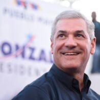 Seguidores de Gonzalo convierten tribunal en mitín político: "Se siente, se siente, Gonzalo presidente"