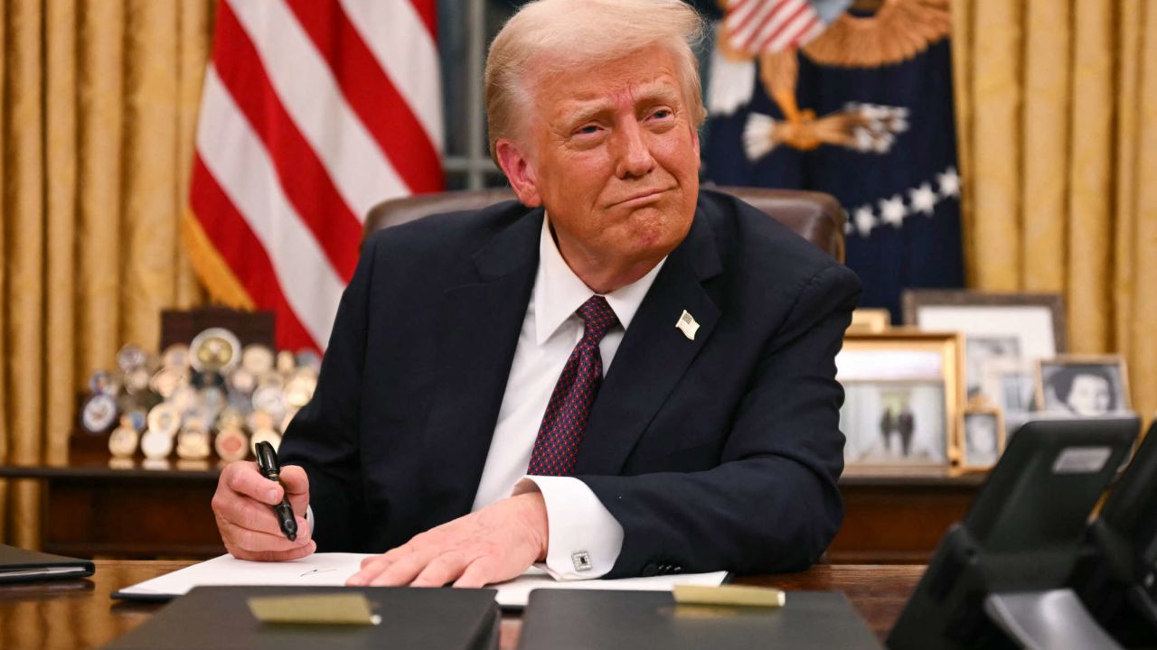 Un juez prohíbe a Trump rebautizar con su nombre el Centro Kennedy de Washington