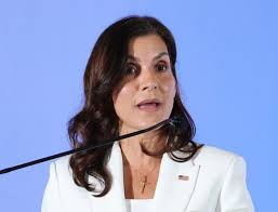 Embajadora de EE.UU., Leah Francis Campos, advierte sobre los riesgos de reprimir la libertad de expresión