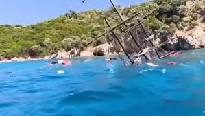 Un barco turístico con 110 personas a bordo se hunde frente a la costa turca, sin víctimas