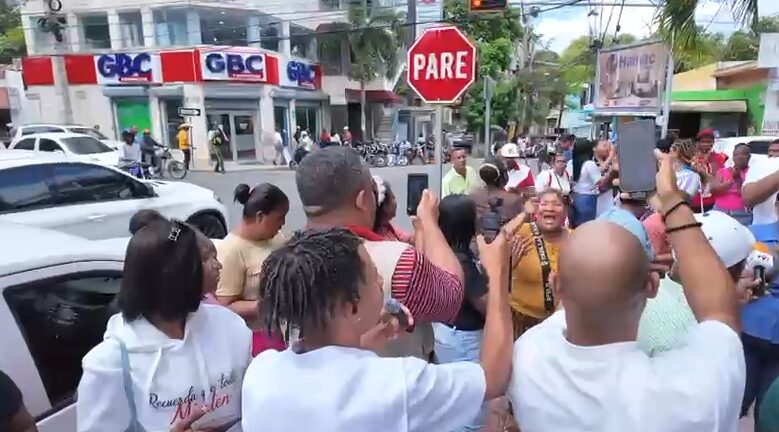 Familiares defienden inocencia de mujer acusada de asfixiar a su hija en San Cristóbal