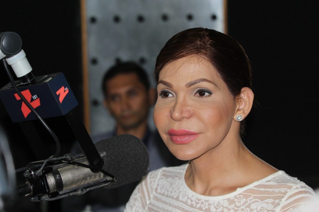 Mía Cepeda revela cirugía de 12 horas para retirar polímeros de su rostro