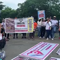 Militares impiden a familias protestar fuera de la cárcel de máxima seguridad de Ecuador