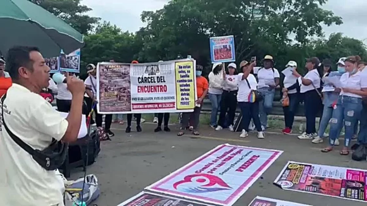Militares impiden a familias protestar fuera de la cárcel de máxima seguridad de Ecuador