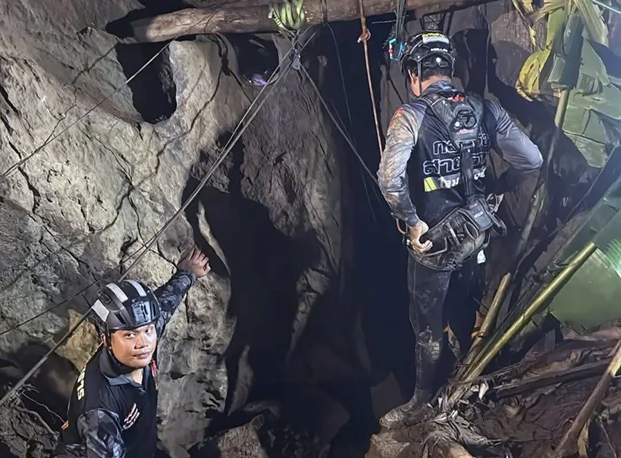 Rescatan a cinco mineros atrapados en una cueva de Laos
