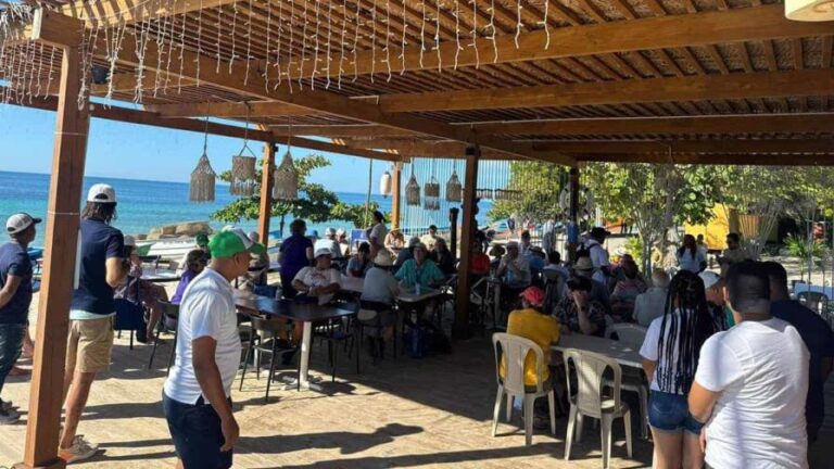 Empresario acusa desalojo irregular y hostigamiento contra negocio en playa de Pedernales