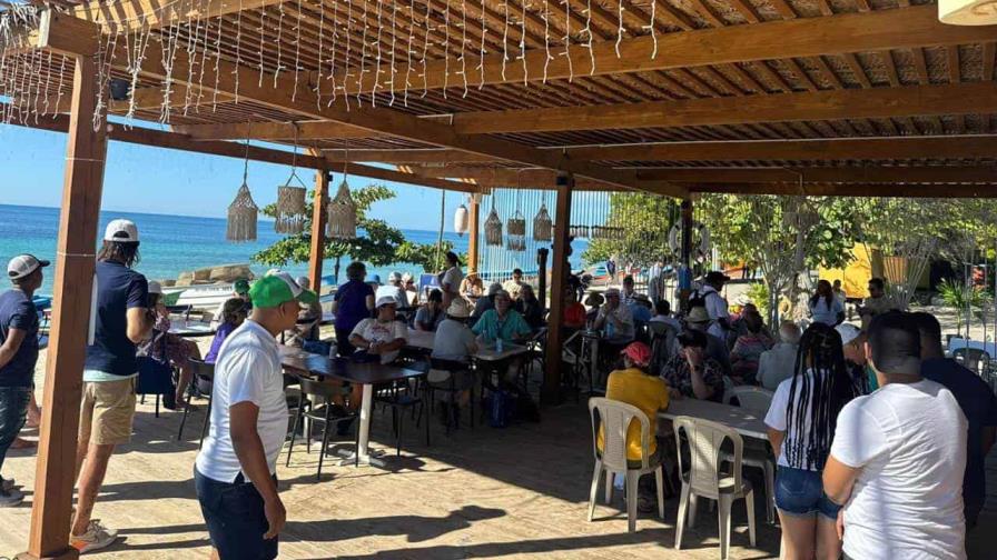 Empresario acusa desalojo irregular y hostigamiento contra negocio en playa de Pedernales