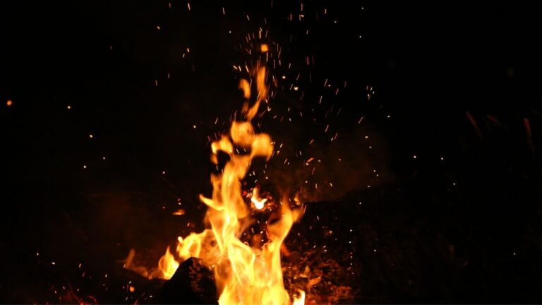 Mujer muere tras ser incendiada presuntamente por su pareja en El Seibo