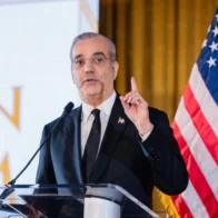 Abinader advierte sobre riesgos para la democracia al ceder libertades por comodidad