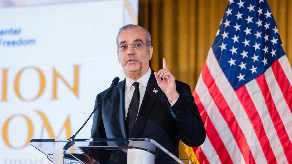 Abinader advierte sobre riesgos para la democracia al ceder libertades por comodidad