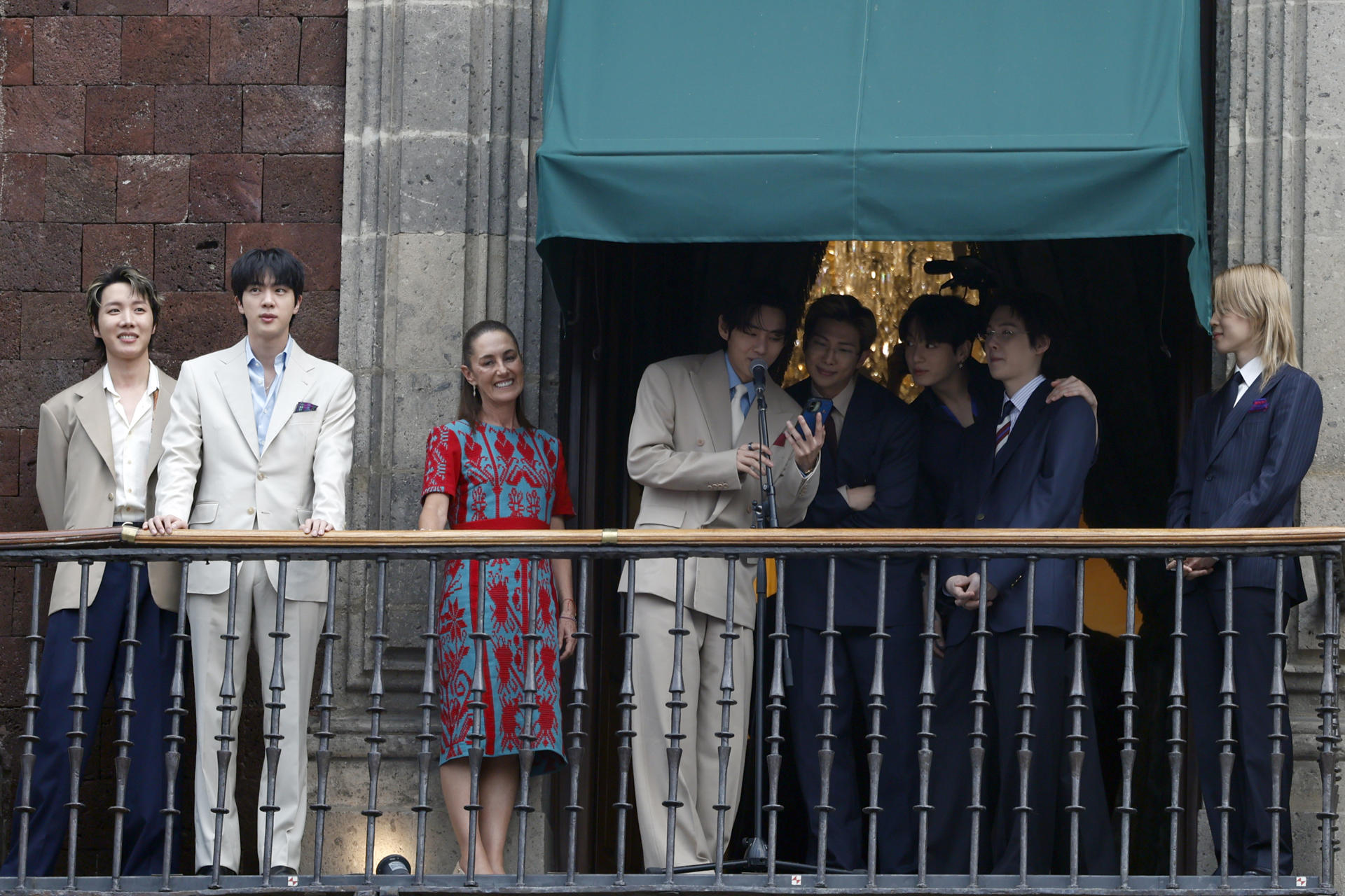 Mandatarios de Corea del Sur y México acuerdan promover lazos tras los conciertos de BTS