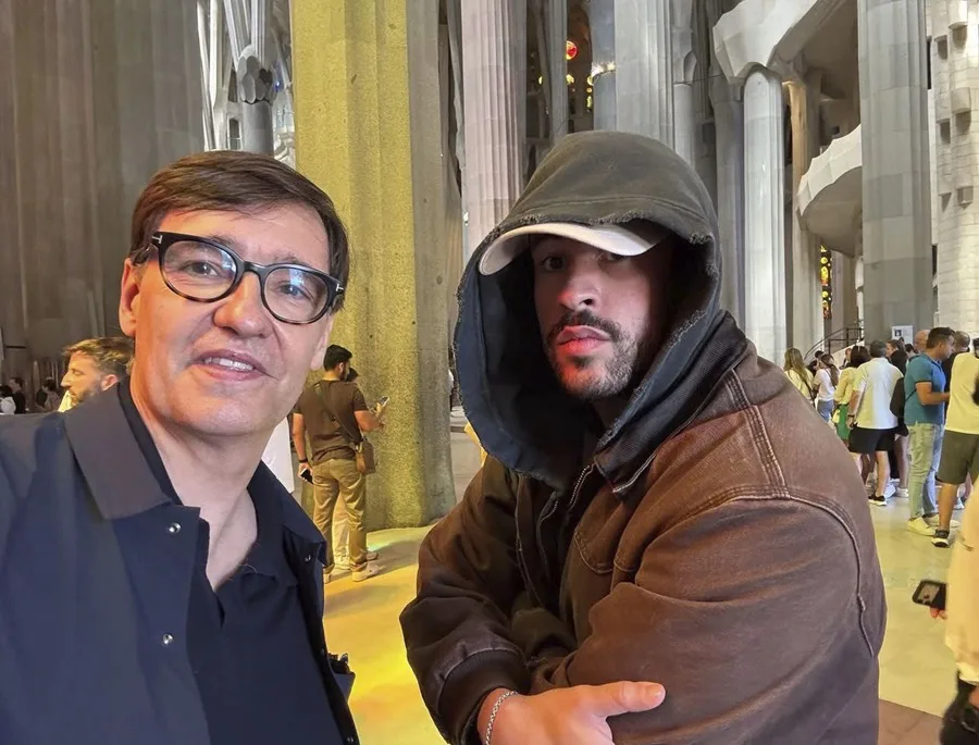 Salvador Illa publica en sus redes sociales un selfi con Bad Bunny en la Sagrada Familia