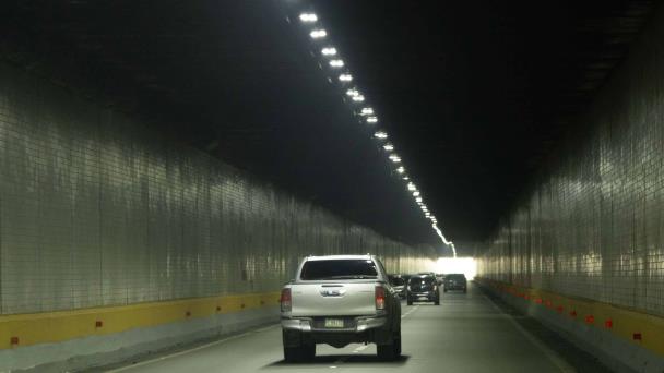 Denuncian motoristas realizando piruetas en la salida del túnel de Las Américas; ciudadanos temen tragedia