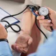 La presión arterial alta puede aparecer a cualquier edad: cómo prevenirla y detectarla a tiempo 