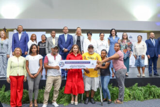 Gobierno lanza seguro para hogares vulnerables ante huracanes